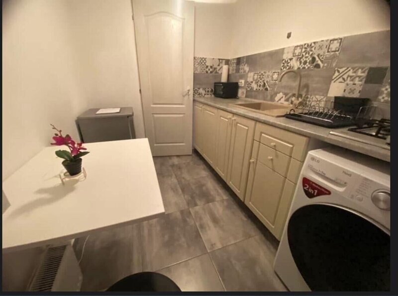 Metroul 1 Decembrie, strada Trapezului, garsoniera, imobil nou 2019.